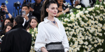 Anne Hathaway brilló en la Met Gala 2025