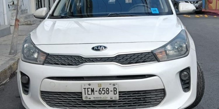 POLICÍA-MONTERREY-AUTO-DECOMISADO