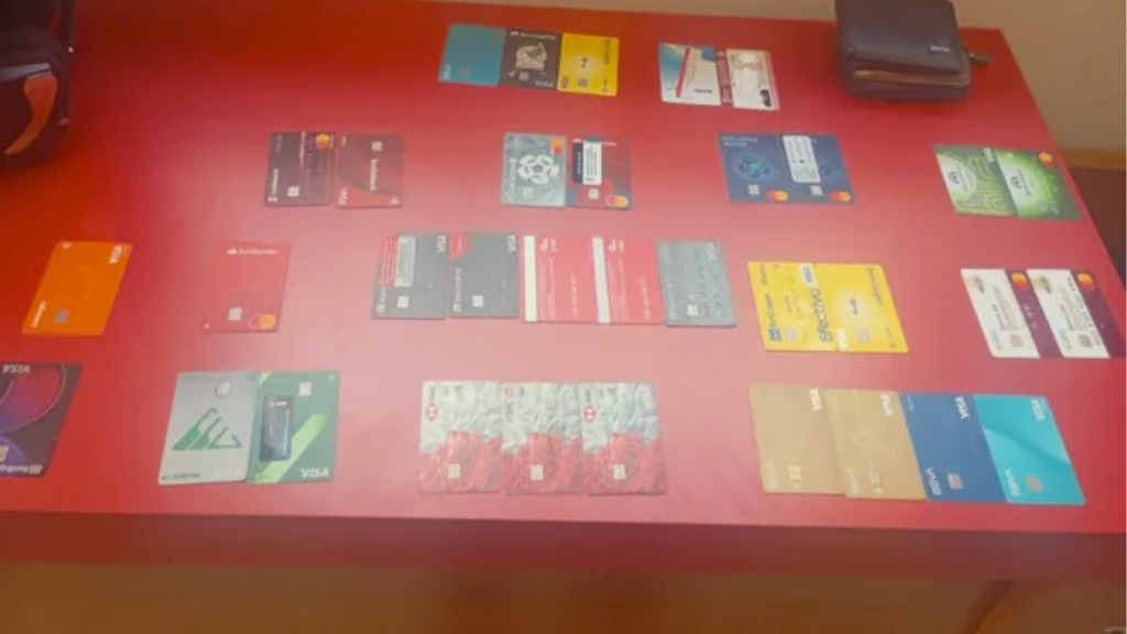 30-tarjetas-de-crédito
robadas
tarjetas
banco
cajeros
