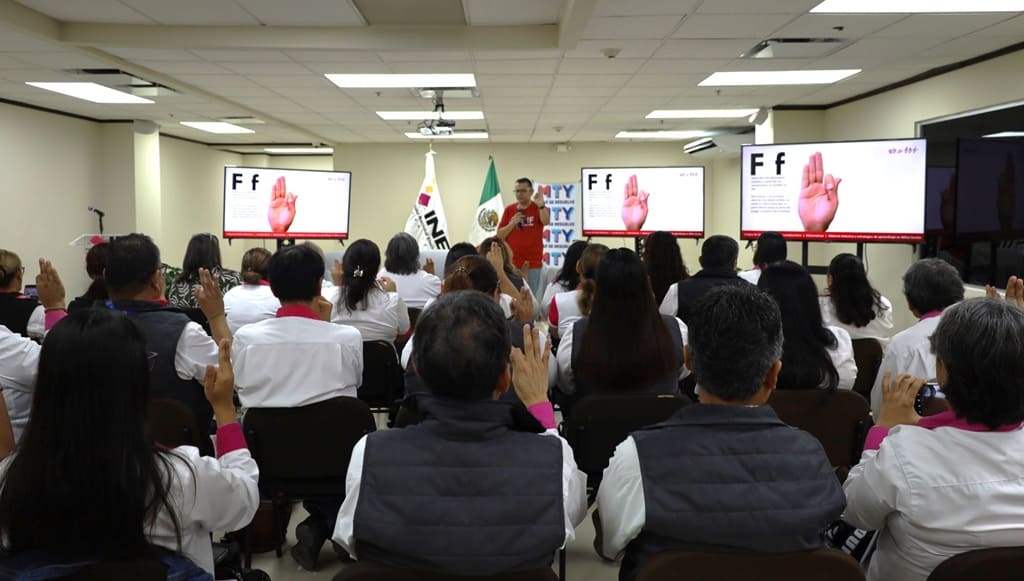 Taller de Lengua de Señas, DIF Monterrey, inclusión social, discapacidad auditiva, empatía