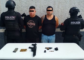 hombres-con-armas-detenCIÓN-armas-cortas-y-largas-estrategia-escudo
