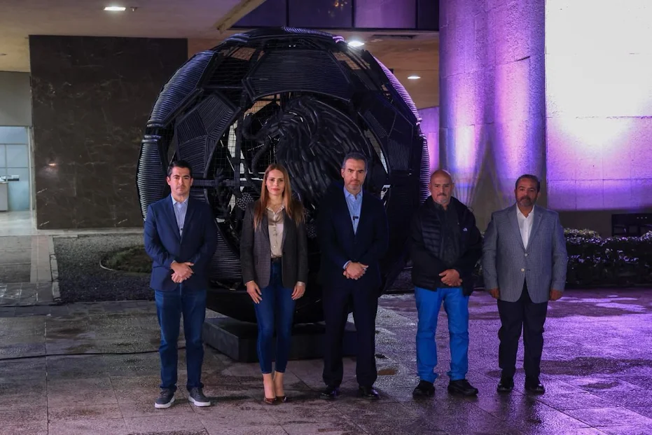 Monterrey Limpio impulsa una escultura mundialista en Plaza Zaragoza. El balón de fútbol reciclado conecta el orden urbano y la conciencia ambiental.
