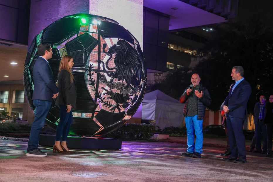 Monterrey Limpio impulsa una escultura mundialista en Plaza Zaragoza. El balón de fútbol reciclado conecta el orden urbano y la conciencia ambiental.