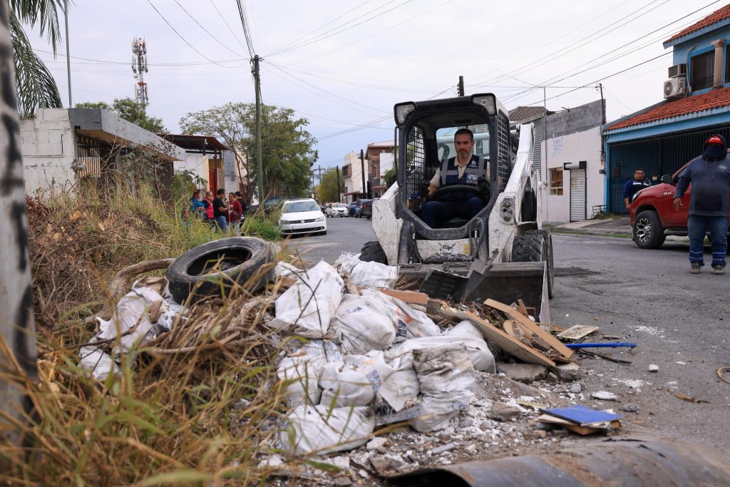 adrián de la garza retirando deshechos en la colonia del maestro durante la rehabilitación urbana de monterrey limpio