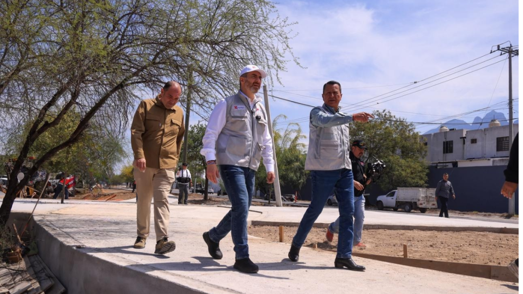 funcionarios en la construcción del nuevo parque lineal en avenida no reelección