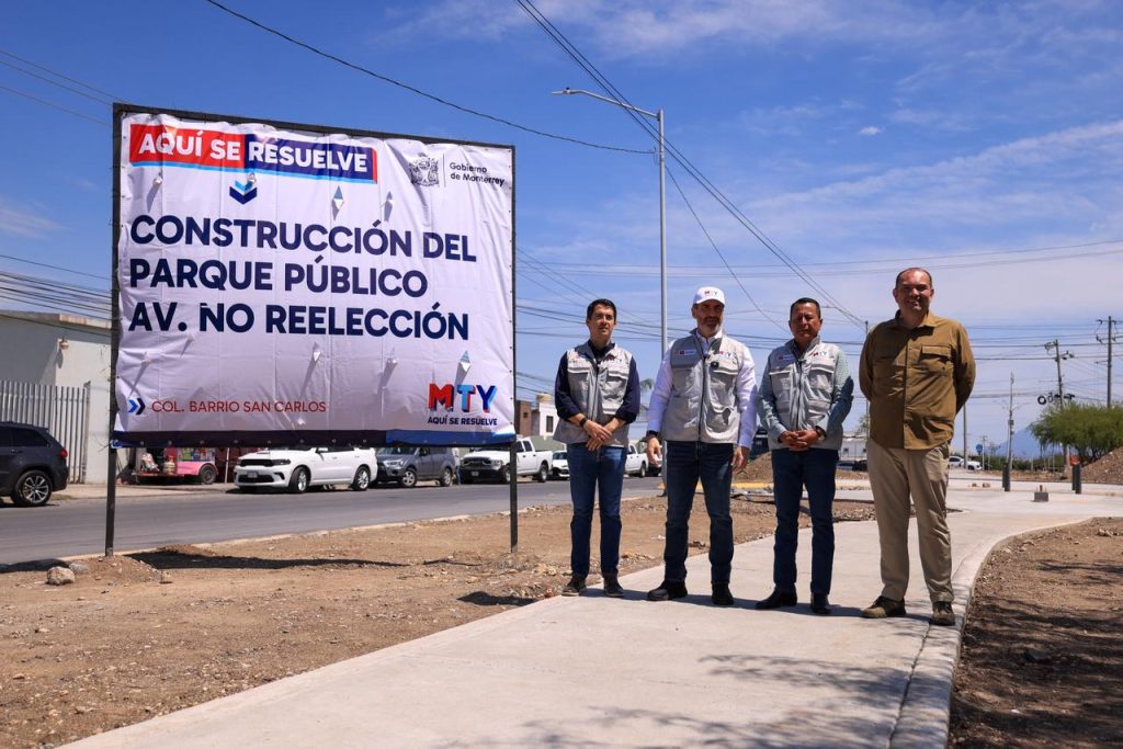 alcalde de Monterrey, Adrián de la garza, junto a funcionarios como Marcelo Segovia en la construcción del nuevo parque lineal en avenida no reelección