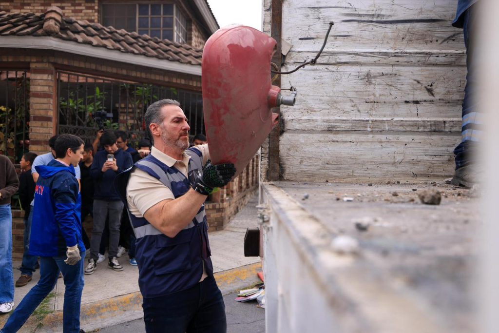 adrián de la garza retirando deshechos en la colonia del maestro durante la rehabilitación urbana de monterrey limpio