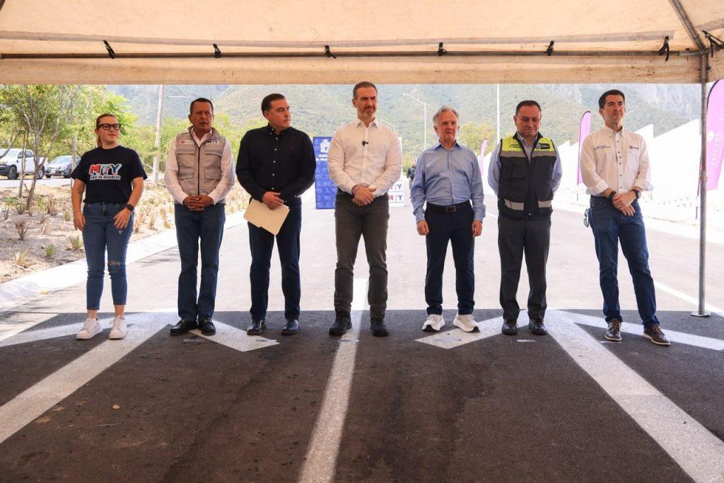 Funcionarios que asistieron a la apertura de los nuevos carriles en cumbres avenida pedro infante