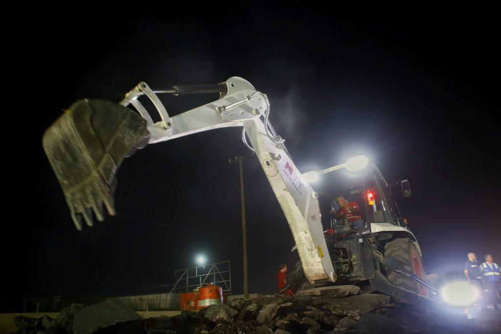 Marcelo Segovia: Monterrey trabaja de noche para eliminar
baches en la Avenida Los Ángeles