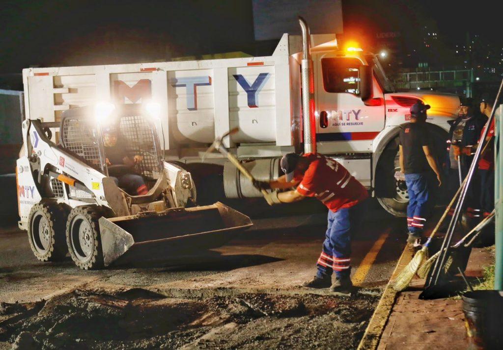 la pavimentación nocturna mejora la vialidad en Monterrey. trabajando en 5 frentes