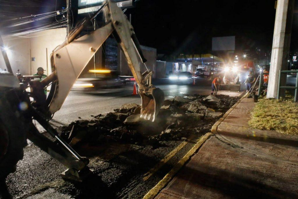 la pavimentación nocturna mejora la vialidad en Monterrey. trabajando en 5 frentes