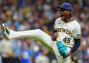 Milwaukee y Cleveland pegan primero en la postemporada de las Grandes Ligas