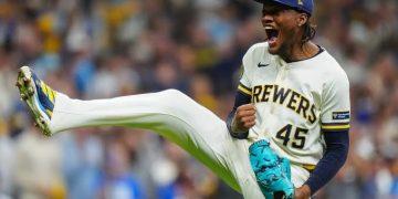 Milwaukee y Cleveland pegan primero en la postemporada de las Grandes Ligas